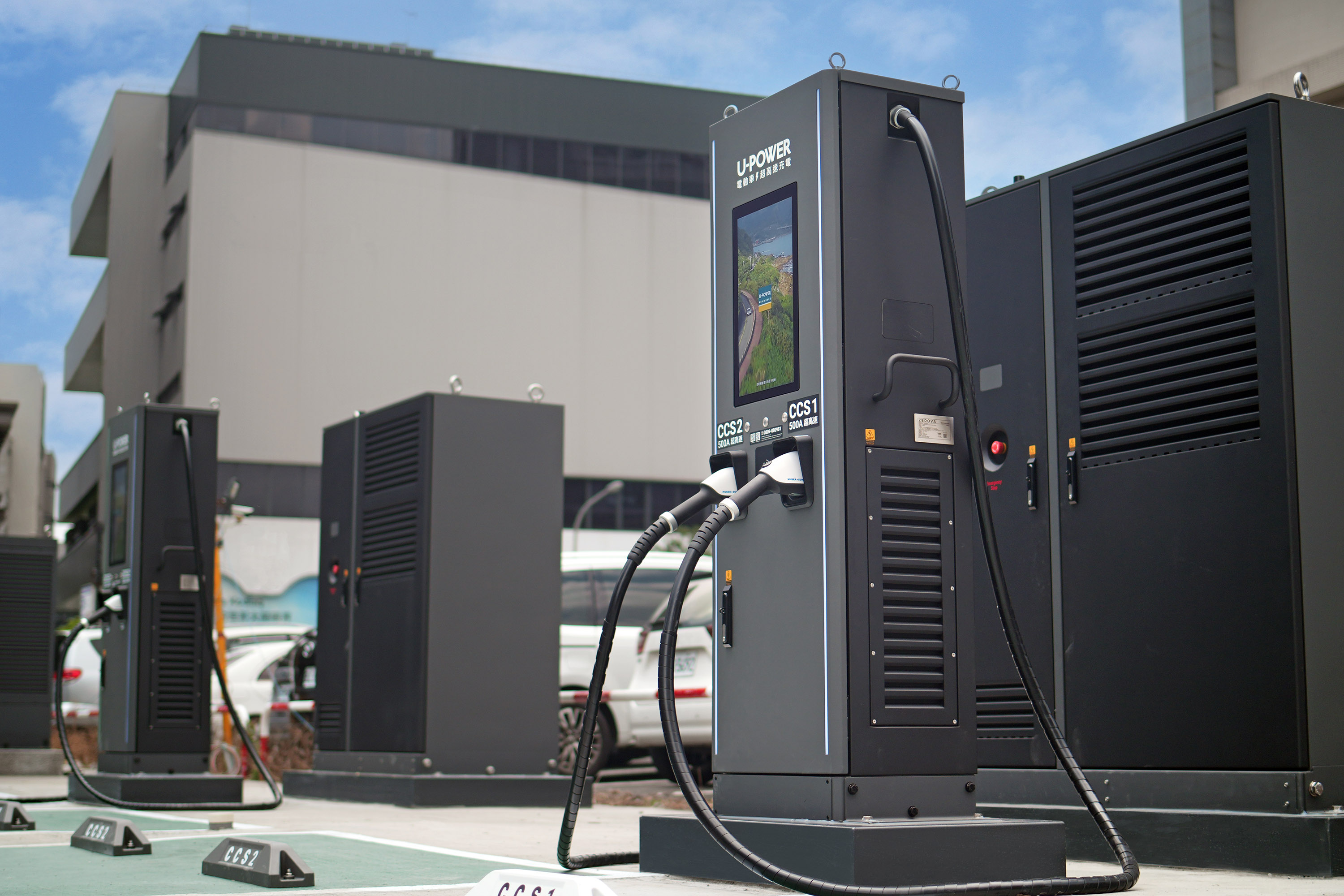 圖4_U-POWER 領先全臺導入 480kW 超高功率充電設備，搭配高功率液冷槍與靈活能源動態分配系統，理想狀態下能實現多車同步以原廠最高功率充電
